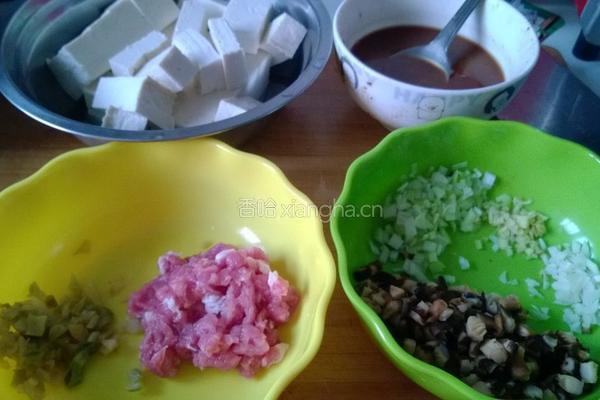香菇杂酱炖豆腐的做法图解1