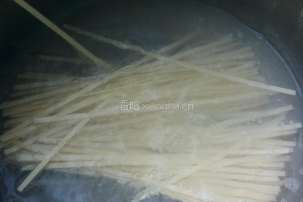 茄香拌面的做法图解1
