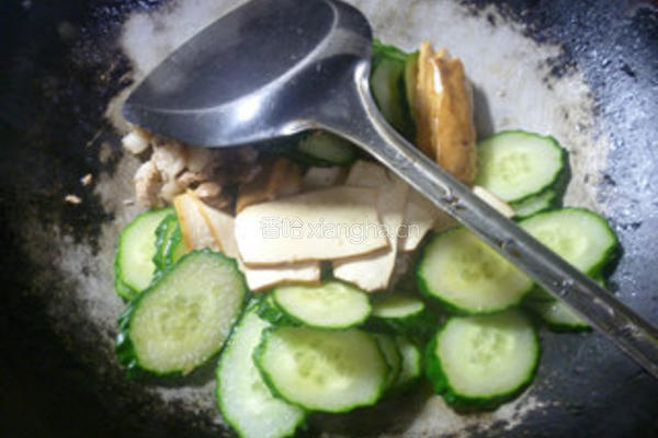 香干五花肉炒青瓜的做法图解9