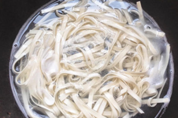茄子肉酱面的做法图解3
