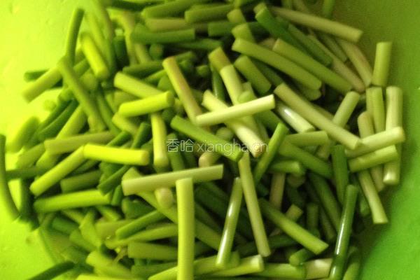 蒜苔炒香干的做法图解1