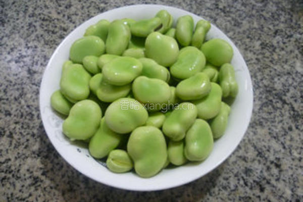 榨菜炒蚕豆的做法图解2