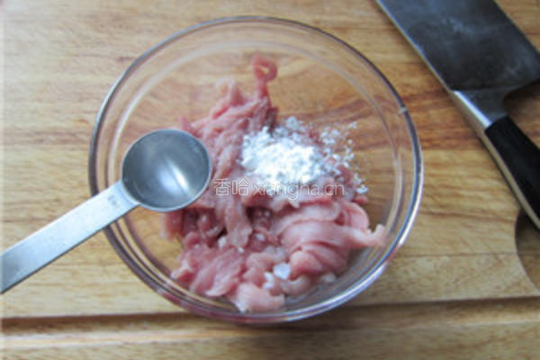 榨菜炒肉丝的做法图解2