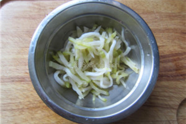 榨菜炒肉丝的做法图解5