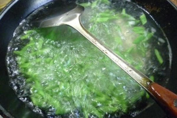 橄榄菜炒油豆角的做法图解3