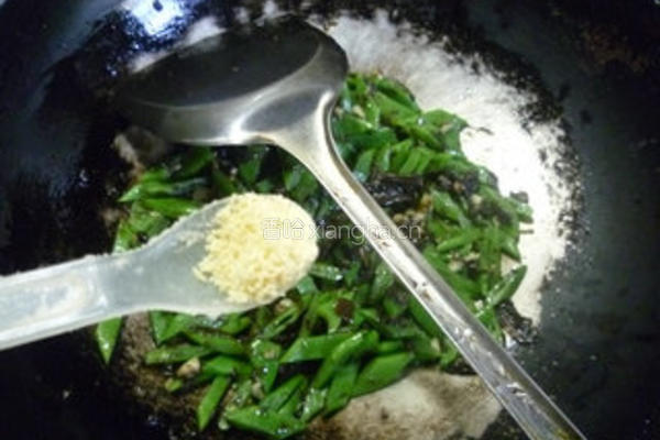 橄榄菜炒油豆角的做法图解7