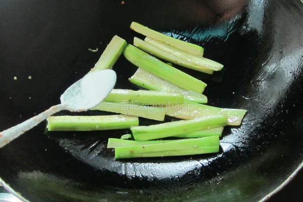丝瓜咸菜米线的做法图解2