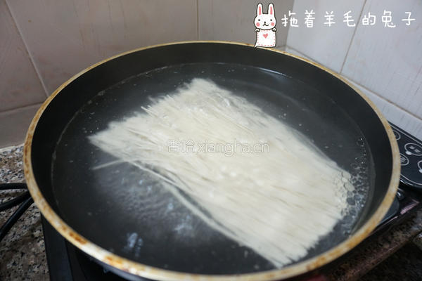 沙拉芝香凉拌面的做法图解2