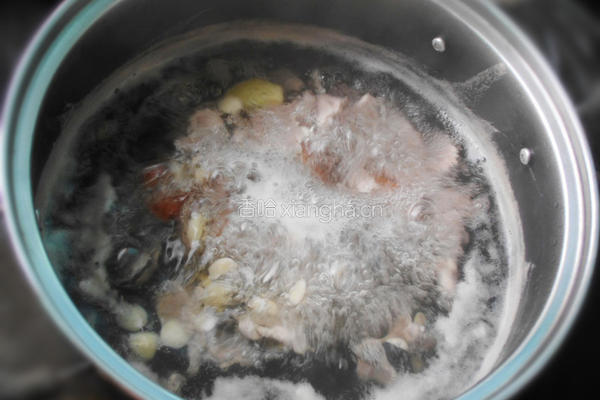 鲜枇杷蜜枣瘦肉汤的做法图解5