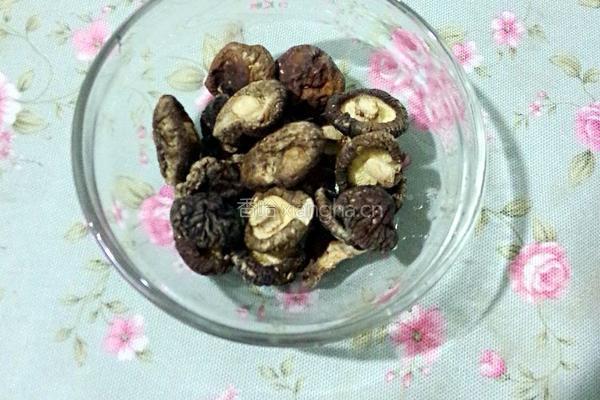 冬菇蒸滑鸡的做法图解1