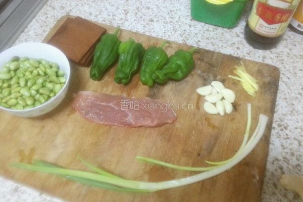 毛豆香干青椒肉丝的做法图解1