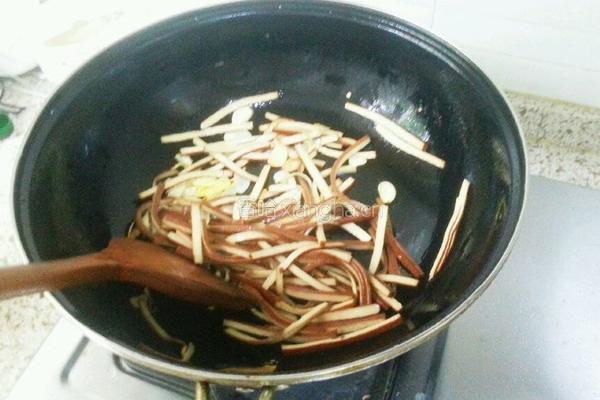 毛豆香干青椒肉丝的做法图解8