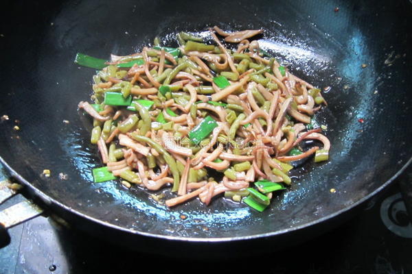 咸豆角炒鱿鱼丝的做法图解6