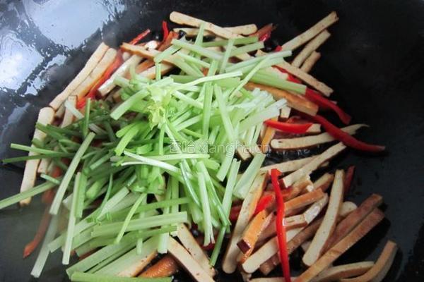 毛芹炒香干的做法图解7