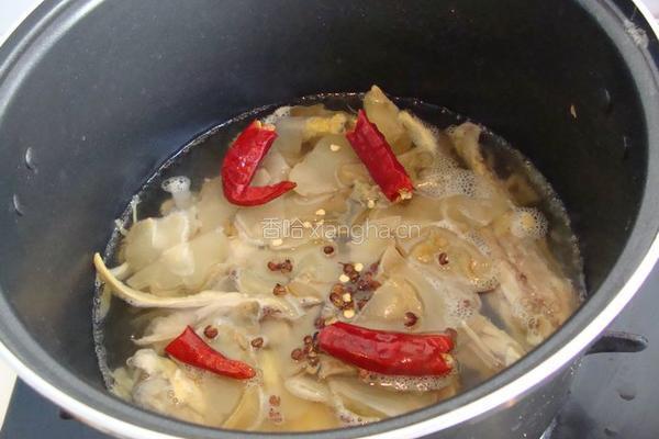 榨菜炖烧鸡的做法图解5
