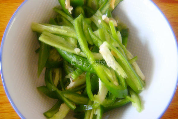 榨菜青椒肉丝的做法图解2