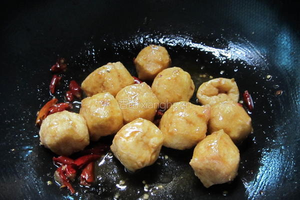 油豆腐炒鱼丸的做法图解4