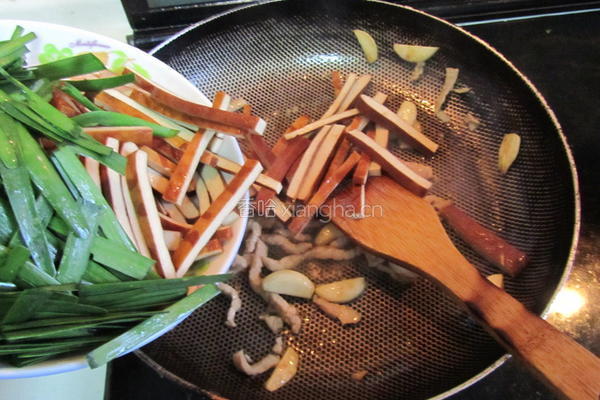 韭菜香干炒肉丝的做法图解5