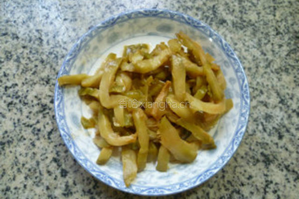 榨菜丝炒蚕豆的做法图解2