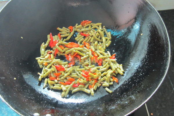 剁椒酸豆角的做法图解6