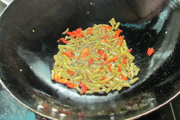 剁椒酸豆角的做法图解8