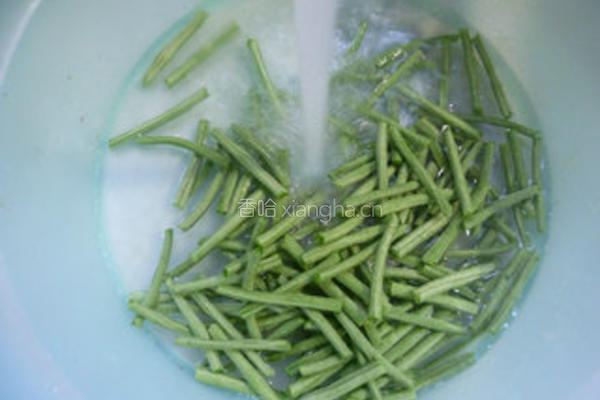 榨菜火腿肠炒带豆的做法图解3