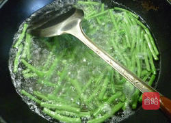 榨菜火腿肠炒带豆的做法图解6