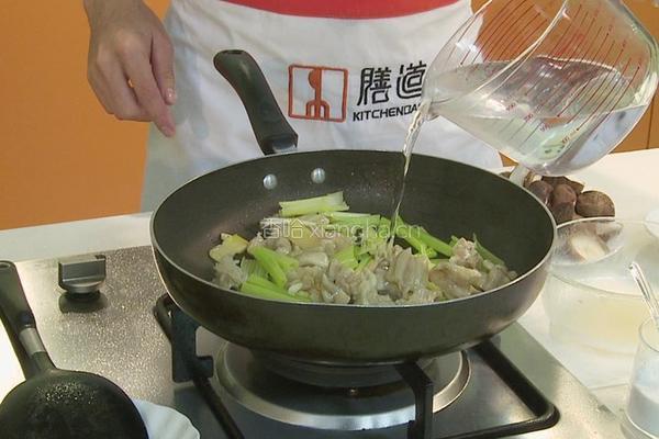 冬菇焖鸭掌的做法图解4