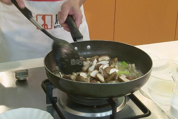 冬菇焖鸭掌的做法图解5