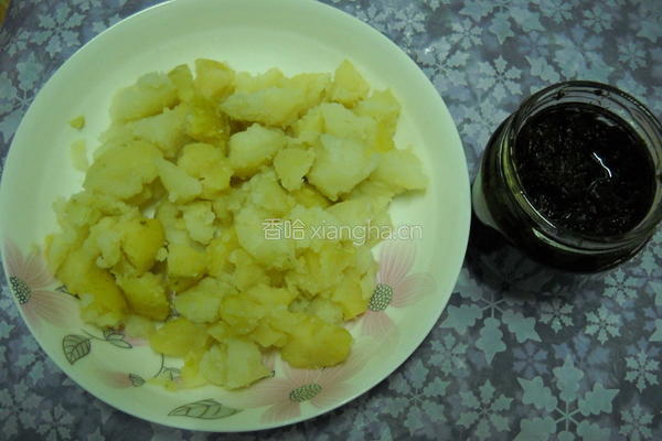 土豆拌橄榄菜的做法图解2