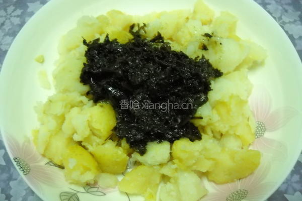 土豆拌橄榄菜的做法图解3
