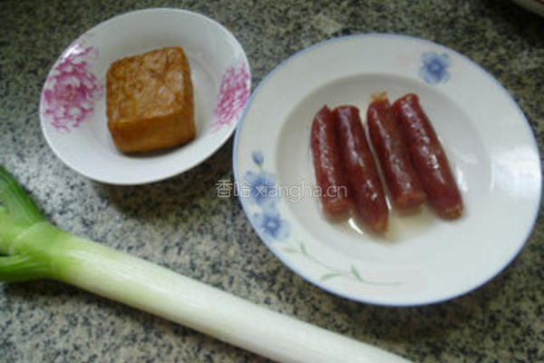 香干腊肠炒大葱的做法图解1