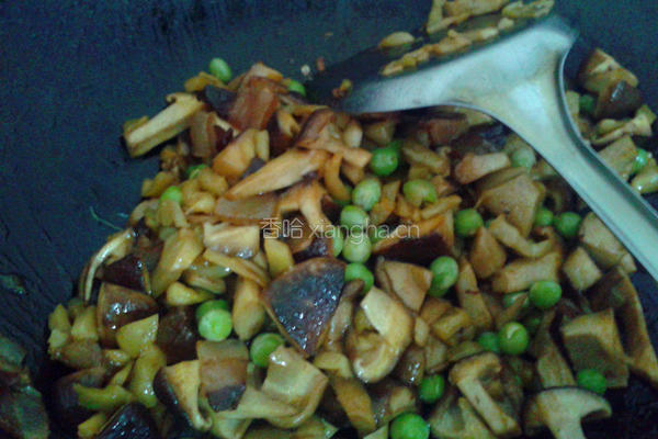 香菇榨菜炒豌豆的做法图解4