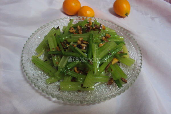 核桃仁拌香芹