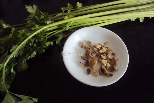 核桃仁拌香芹的做法图解1