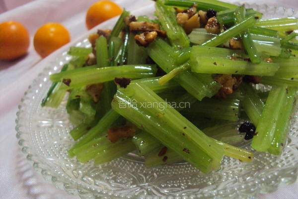 核桃仁拌香芹的做法图解8