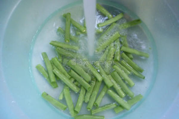 火腿肠香干炒梅豆的做法图解2