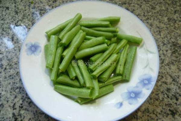火腿肠香干炒梅豆的做法图解3