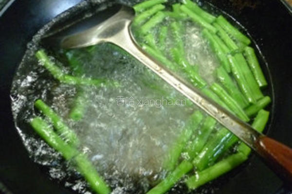 火腿肠香干炒梅豆的做法图解6