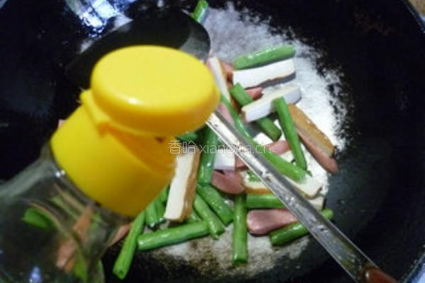 火腿肠香干炒梅豆的做法图解9