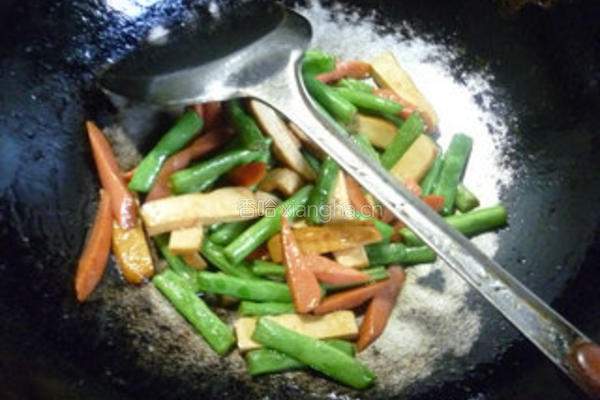火腿肠香干炒梅豆的做法图解12