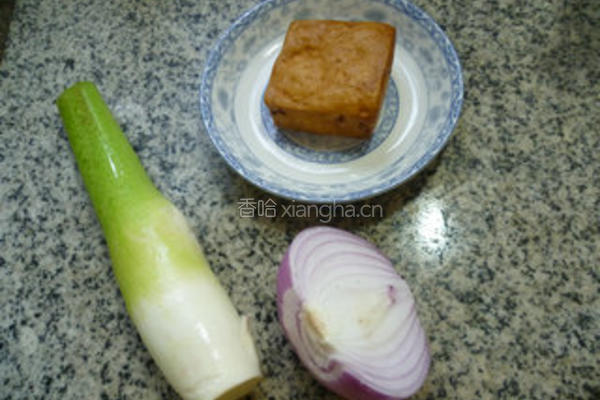洋葱香干炒茭白的做法图解1