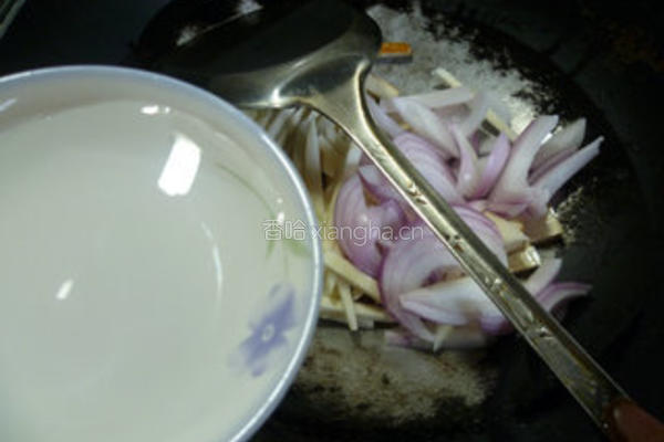 洋葱香干炒茭白的做法图解8