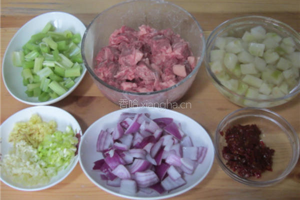 榨菜牛肉丁的做法图解1