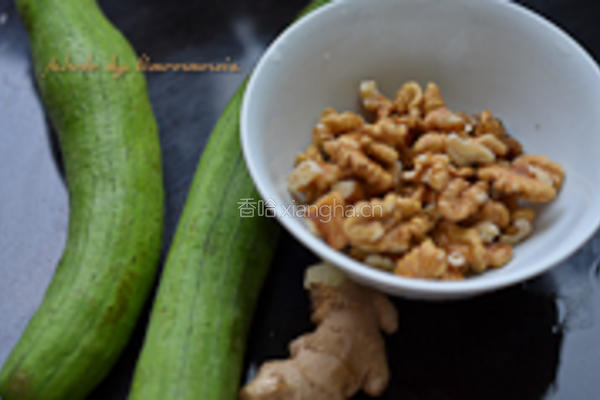 桃仁丝瓜的做法图解1