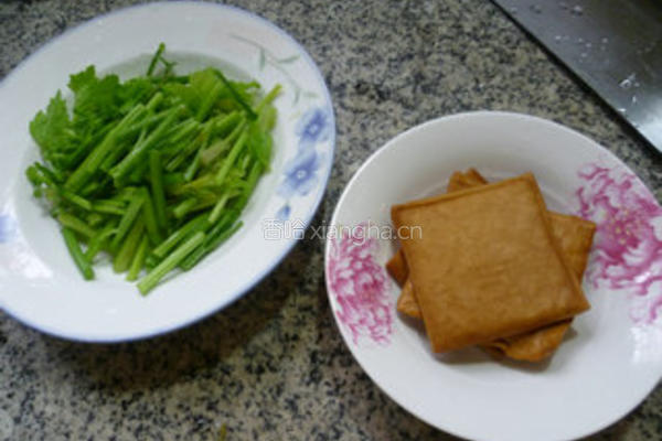 芹菜炒香干的做法图解1