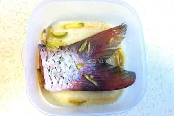 彩蔬烩鱼尾的做法图解1