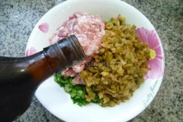 芹菜猪肉馅饺子的做法图解3