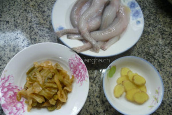 榨菜烧虾潺的做法图解1