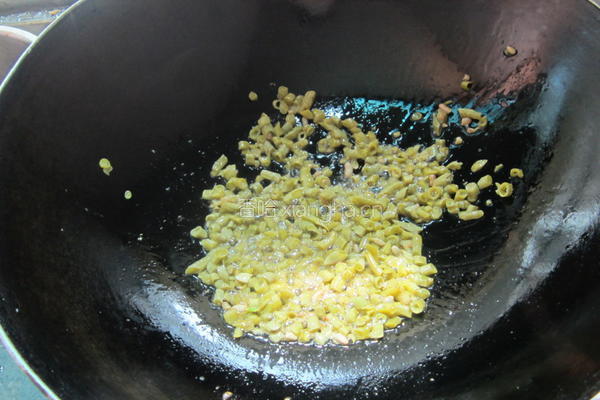 辣炒咸豆角火腿丁的做法图解3